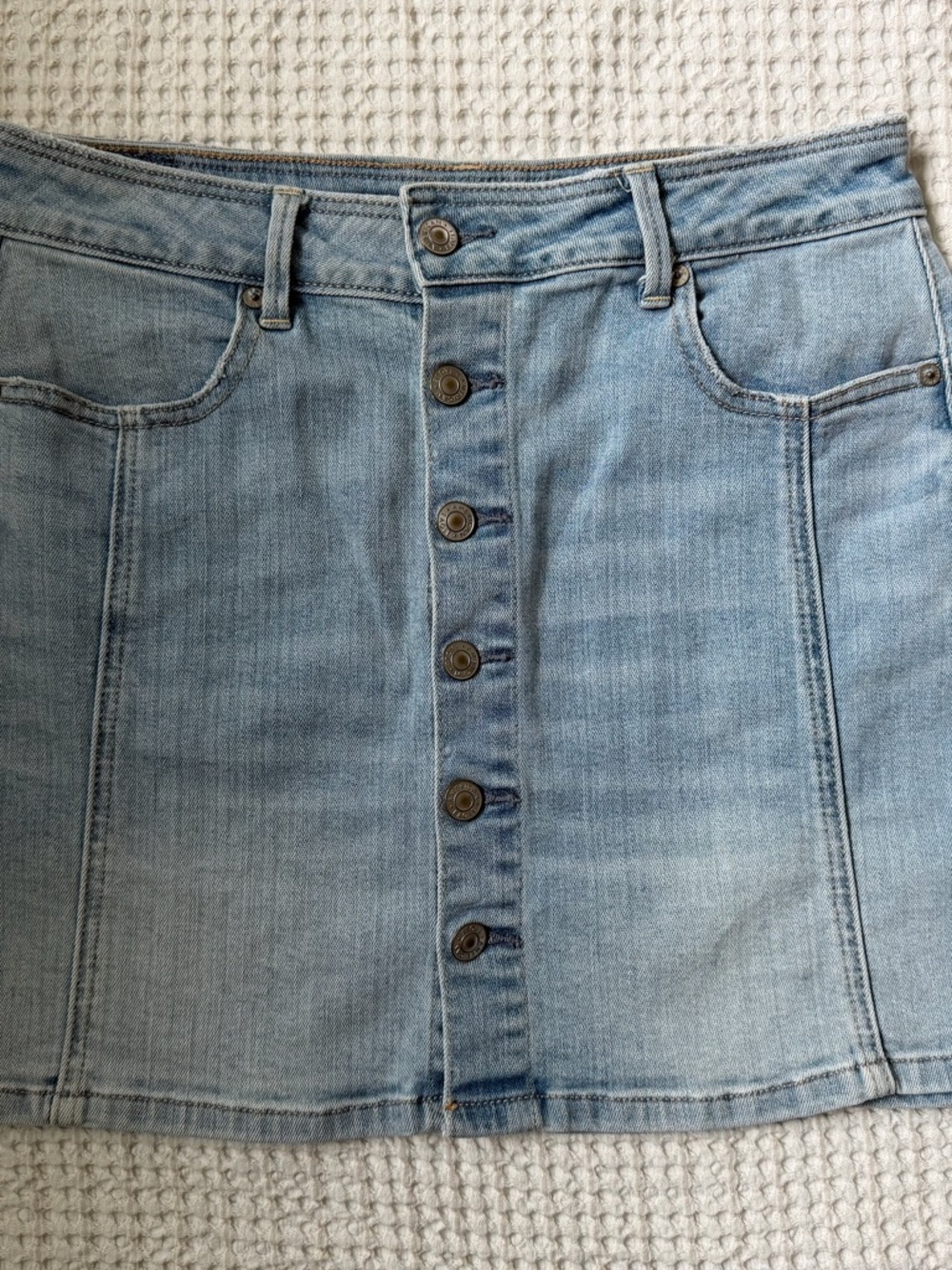 American Eagle Denim Mini Skirt Size 8 Button Front Super Stretch Light Wash